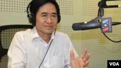 លោកបណ្ឌិត ហង្ស ពុទ្ធា សមាជិក​ថ្មី​នៃគណៈកម្មាធិការជាតិរៀបចំការបោះឆ្នោត​ចូល​រួម​ពិភាក្សា​អំពី​«កំណែទម្រង់រចនាសម្ព័ន្ធបោះឆ្នោតនិងបញ្ហាប្រឈមនឹងការបោះឆ្នោតខាងមុខ‍»​នៅ​ក្នុង​កម្មវិធី​វិទ្យុ​ Hello VOA កាល​ពី​យប់​ថ្ងៃ​ព្រហស្បតិ៍​ ទី​​​៩ ខែ​មេសា ឆ្នាំ២០១៥។ (លឹម សុធី/VOA)​