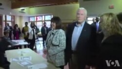 Le candidat à la vice présidence republicain Mike Pence vote (vidéo)