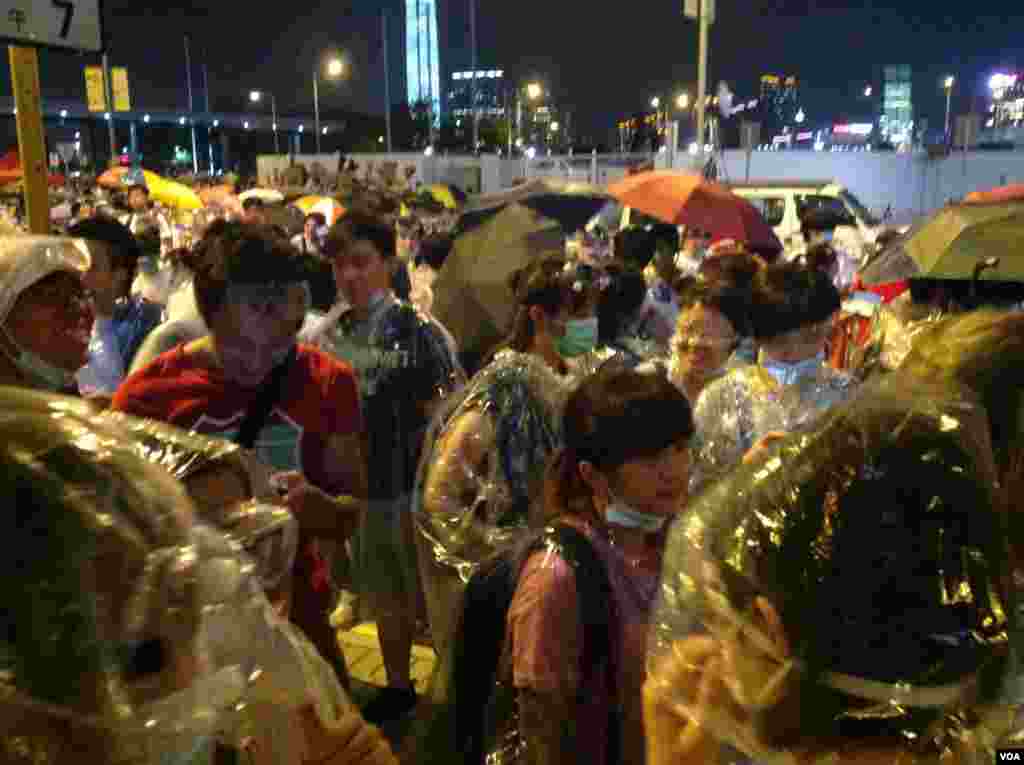 港警方清场公民广场 外界批使用过分武力（美国之音海彦拍摄） 