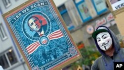 Seorang demonstran di Hannover, Jerman, memprotes program pemantauan yang dilakukan badan intelijen AS (NSA) (29/6). (AP/dpa, Peter Steffen)