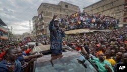 Shugaban 'yan adawa Raila Odinga a lokacin da yake jawabi ga dumbin magoya bayansa a birnin Nairobi. Ranar 13 ga watan Agusta, 2017. 