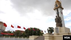 រូប​ឯកសារ៖ ការ​រៀប​ចំ​ចង​ទង់​ជាតិ​កម្ពុជា​ និង​ទង់ជាតិ​វៀតណាម​នៅ​ស្តូប​មិត្តភាព​កម្ពុជា​វៀតណាម​ ដើម្បី​​ស្វាគមន៍​ដំណើរ​ទស្សនកិច្ច​ផ្លូវ​ការ​របស់​លោក​ ត្រាន់​ ដាយ​ក្វាង​ ប្រធាន​រដ្ឋ​នៃ​សាធារណរដ្ឋ​សង្គម​និយម​វៀតណាម ​នៅក្នុង​រាជធានី​ភ្នំពេញ​ កាល​ពី​ថ្ងៃ​ទី​១៤ ខែ​មិថុនា ឆ្នាំ​២០១៦។​