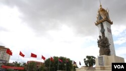 រូបឯកសារ៖ ស្តូប​មិត្តភាព​កម្ពុជា​វៀតណាម​នៅក្នុង​រាជធានី​ភ្នំពេញ​។ (ហ៊ាន សុជា​តា​/VOA)