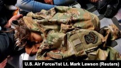 កុមារ​អាហ្វហ្គានីស្ថាន​គេង​លើ​យន្តហោះ​ Air Force C-17 Globemaster III របស់​អាមេរិក ពេល​ជម្លៀស​ខ្លួន​ពីទីក្រុង​កាប៊ុល កាលពីថ្ងៃទី១៨ ខែសីហា ឆ្នាំ២០២១។ (U.S. Air Force/1st Lt. Mark Lawson/Handout via REUTERS)