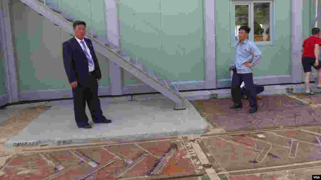 以观察员身份观看舟桥部队比赛的朝鲜外交官。