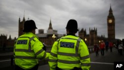 Para polisi berpatroli di Jembatan Westminster dengan Gedung Parlemen di latar belakang, di London, Inggris, 8 Juni 2017.