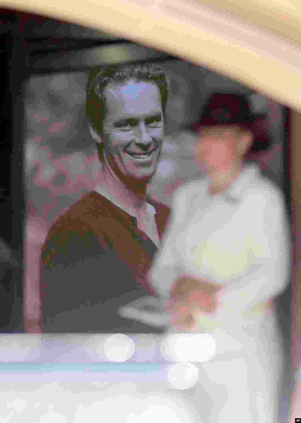 Foto Tori Johnson diproyeksikan ke dinding gereja St. Stephens dalam upacara pemakaman di Sydney, Australia (23/12). (AP/Rob Griffith)