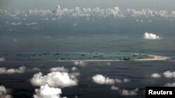 Foto udara dari pesawat militer Filipina menunjukkan reklamasi wilayah yang diduga dialkukan oleh China di Kepulauan Spratly di Laut Cina Selatan, sebelah barat Palawan, Filipina (Foto: dok).