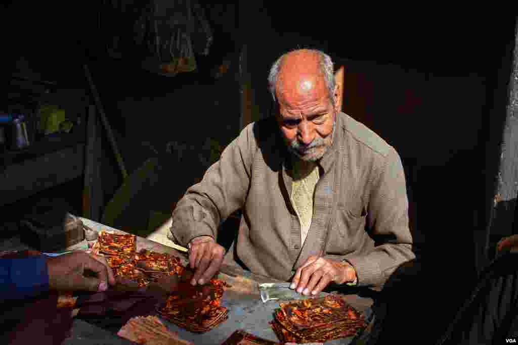 Ahmed Ibrahim, a 78-year-old handmade leather designer for wallets, says &quot;I do not think this profession will last for long, the young generations are hoping to earn easier money by driving toktoks.&quot; (H. Elrasam/VOA)
