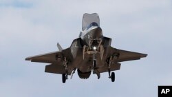 미 해병대 유마 항공기지를 출발한 F-35B 전투기가 싱가포르 루크 공군기지에 착륙하고 있다. (자료사진)