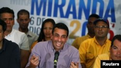Venezuelan opposition leader Henrique Capriles speaks to journalists during a news conference in Caracas, Dec. 7, 2015. 