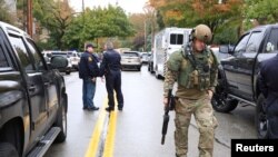 Anggota polisi satuan SWAT dan petugas reaksi cepat lainnya tiba di sinagoga Tree of Life di Pittsburgh setelah seorang pria bersenjata melepaskan tembakan di sinagoga di Pittsburgh, Pennsylvania, 27 Oktober 2018. 