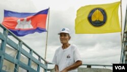 ក្បួន​ដង្ហែ​ឃោស​នារកសម្លេង​ឆ្នោត​​ ​របស់​គណបក្ស​ហ្វ៊ុន​​ស៊ិន​ប៉ិច​ សម្រាកក្រោយ​​អាហារ​ថ្ងៃ​ត្រង់​ នៅ​លើ​មហា​វិថី​​​តេជោ​ហ៊ុន​សែន ឬផ្លូវ​៦០​ ម៉ែត្រ​ មុន​​នឹង​បន្ត​​ដង្ហែ​ក្បួន​​រថយន្ត​​នាពេល​រសៀល។​ គណបក្ស​ហ្វ៊ុន​ស៊ិនប៉ិច​ដឹកនាំ​ដោយសម្តេច​ក្រុម​ព្រះ នរោត្តម