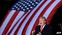 도널드 트럼프 미국 대통령이 4일 조지아주 달튼 상원 결선 유세 현장에서 손뼉 치고 있다.