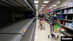 អតិថិជន​ពាក់​ម៉ា​ស​ដើរ​ទិញ​ទំនិញ​ក្នុង​ផ្សារ​មួយ​ដែល​លក់​ក្រដាស​អស់​គ្មាន​សល់ ក្រោយ​ការ​ផ្ទុះ​មេរោគ​កូរ៉ូណាវីរុសប្រ​ភេទ​​ថ្មី​នៅ​ហុងកុង ថ្ងៃ​ទី៦ ខែ​កុម្ភៈ ឆ្នាំ​២០២០។