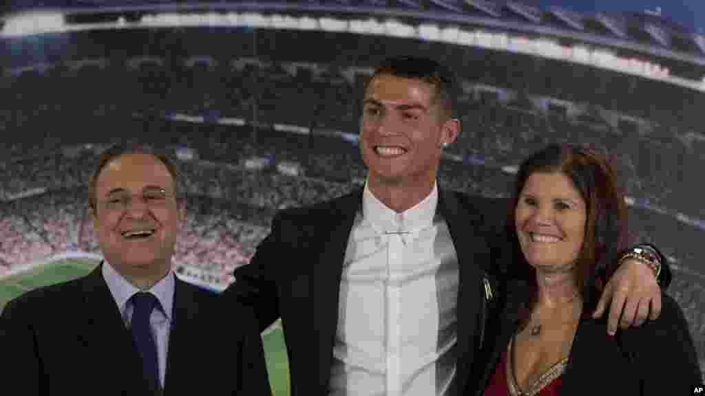 Cristiano Ronaldo, pose avec sa mère Maria Dolores dos Santos Aveiro, et le président du club Florentino Perez après la signature d&#39;un nouveau contrat au stade Santiago Bernabeu à Madrid, lre 7 novembre 2016.