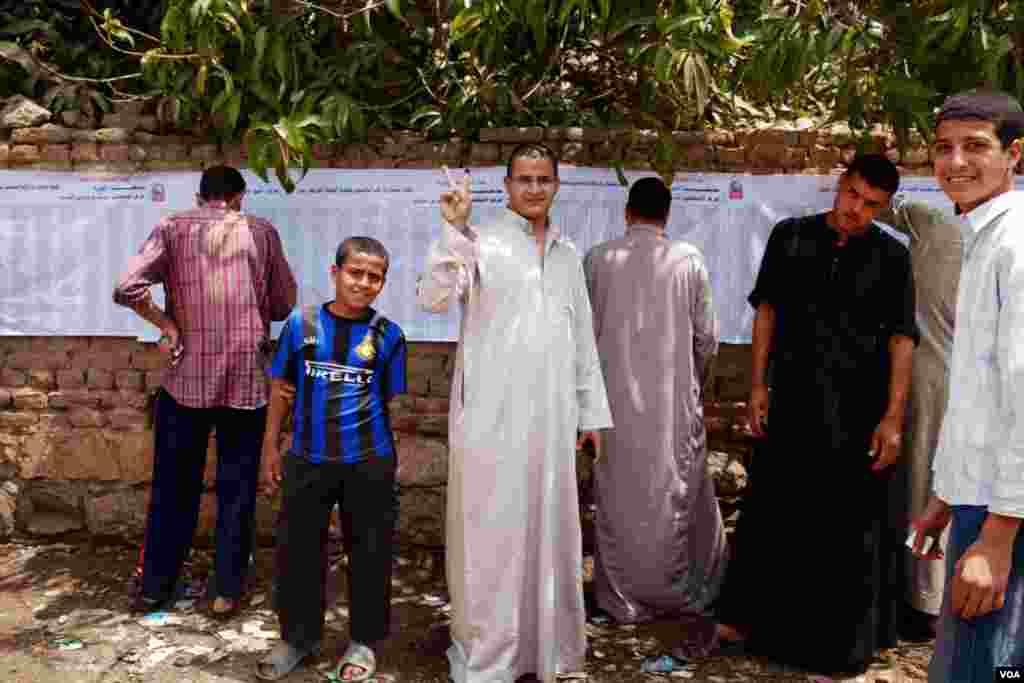 Voters check the registration lists on the second day of balloting. (Y. Weeks/VOA)