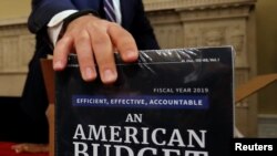Des copies de la proposition de budget du président Trump pour l'exercice 2019 remises aux bureaux du comité du budget de la Chambre des représentants des États-Unis, à Capitol Hill, à Washington, le 12 février 2018.