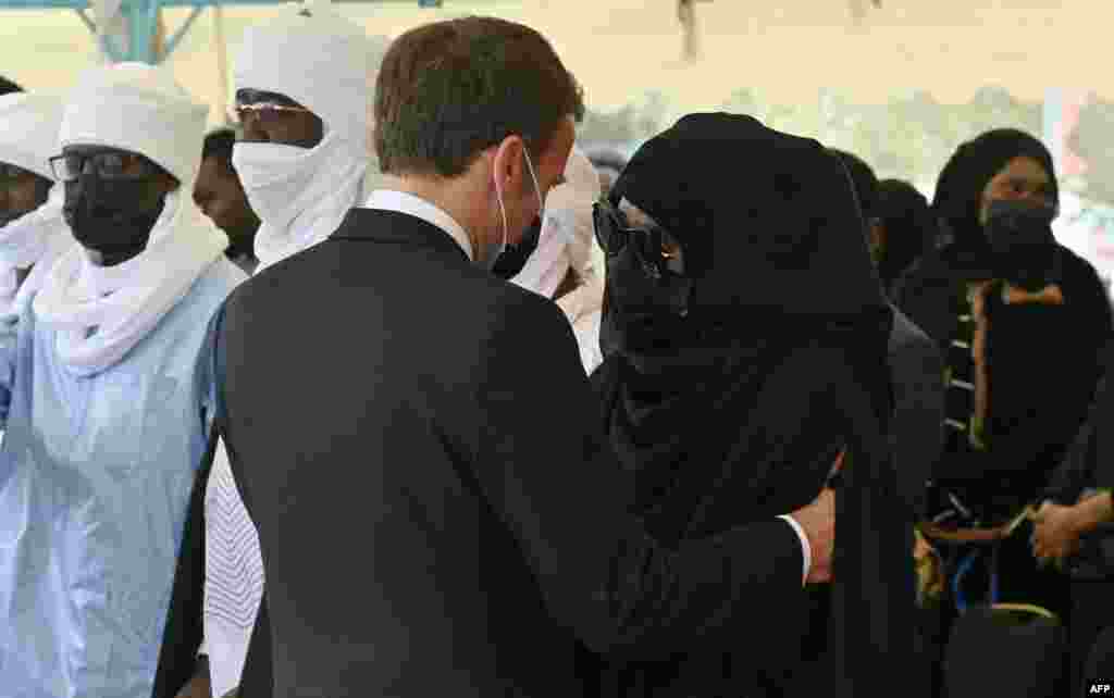 Le pr&#233;sident fran&#231;ais Emmanuel Macron parle avec l&#39;ancienne Premi&#232;re dame Hinda Deby Itno aux fun&#233;railles d&#39;&#201;tat du d&#233;funt pr&#233;sident tchadien Idriss Deby Itno, &#224; N&#39;Djamena, le 23 avril 2021.