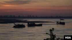 រូបឯកសារ៖ ការបូមខ្សាច់ក្នុងទឹកទន្លេមេគង្គ ក្នុងខេត្តក្រចេះ កាលពីថ្ងៃទីថ្ងៃទី២១ ខែកក្កដា ឆ្នាំ២០២០។ (ស៊ុន ណារិន/វីអូអេ)