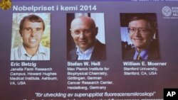Foto para peraih nobel kimia 2014 ditayangkan di layar saat diumumkan oleh para petugas di Royal Swedish Academy of Sciences, Stockholm, Swedia (8/10). Dari kiri: Eric Betzig (AS), Stefan Hell (Jerman) dan William Moerner (AS).