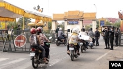 អាជ្ញាធរ​យាមល្បាត​ព្រំប្រទល់​ទីក្រុង​ភ្នំពេញ​និង​ខេត្ត​កណ្តាល​បន្ទាប់​មាន​បំរាម​ការ​ធ្វើ​ដំណើរ​អំឡុង​ពិធី​បុណ្យ​ចូលឆ្នាំ​ប្រពៃណី​ខ្មែរ​ នៅ​ថ្ងៃទី​១០ ខែមេសា ឆ្នាំ២០២០។ (ទុំ ម្លិះ/VOA)