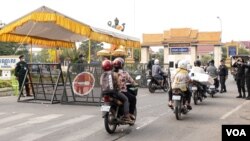 អាជ្ញាធរ​យាមល្បាត​ព្រំប្រទល់​ទីក្រុង​ភ្នំពេញ​និង​ខេត្ត​កណ្តាល​បន្ទាប់​មាន​បំរាម​ការ​ធ្វើ​ដំណើរ​អំឡុង​ពិធី​បុណ្យ​ចូលឆ្នាំ​ប្រពៃណី​ខ្មែរ​ នៅ​ថ្ងៃទី​១០ ខែមេសា ឆ្នាំ២០២០។(ទុំ ម្លិះ/VOA)