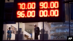 16일 러시아 모스크바의 한 상점에 러시아 루블화 대 달러화(윗줄), 루블화 대 유로화 환율이 표시돼있다. '00'는 1 유로 당 '100' 루블을 의미한다.