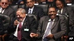 Issa Hayatou (à droite) président de la CAF, la Confédération africaine de football le 20 octobre 2005. (AP Photo/Amr Nabil)