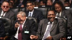 Issa Hayatou, du Cameroun, président de la confédération de football CAF africaine, à droite, assis aux côté de Mounir Thabet, président du Comité olympique égyptien lors du tirage au sort pour la Coupe d'Afrique des Nations Egypte 2006 , 10 février 2006.
