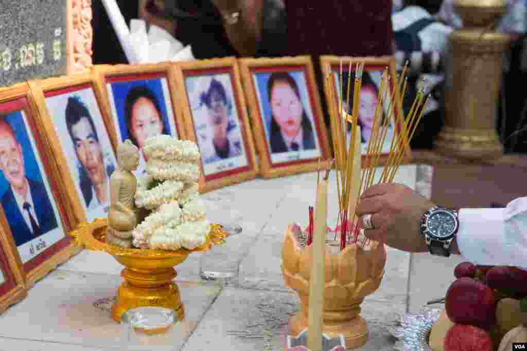 អ្នក​ចូលរួម​ម្នាក់​ អុជធូប​ក្នុង​ពិធី​បង្សុកូល​នៅ​ស្តូប​ ក្នុង​សួនច្បារ​វត្តបុទុមវត្តី​ ដើម្បី​ឧទ្ទិស​កុសល​ជូន​ដល់​វិញ្ញាណកន្ធ​ អ្នក​បាត់បង់​ជីវិត​ក្នុង​ការ​វាយ​ប្រហារ​​​ដោយ​ការ​គប់​គ្រាប់បែក​ឆ្នាំ​១៩៩៧​ ក្នុង​រាជធានី​ភ្នំពេញ​ កាលពី​ថ្ងៃទី​៣០​ ខែ​មីនា​ ឆ្