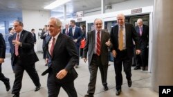 Para senator bergegas memasuki ruang Senat untuk melakukan pemungutan suara untuk mempercepat pengesahan anggaran pertahanan (11/12). (AP/J. Scott Applewhite)