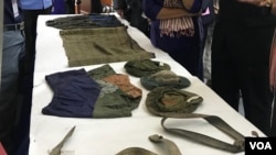 សម្លៀក​បំពាក់​ចាស់ៗ​របស់​ជនរងគ្រោះ​មន្ទីរ​ស-២១។ (ហ៊ុល រស្មី/VOA) 