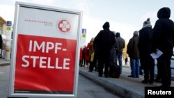 오스트리아 빈 시민들이 지난해 11월 신종 코로나바이러스 백신 접종 버스 앞에 줄지어 대기하고 있다. (자료사진)