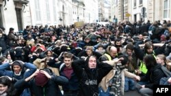 សិស្ស​និស្សិត​នានា​នៅ​ក្នុង​ប្រទេស​បារាំង​បាន​តវ៉ា​ប្រឆាំង​នឹង​គម្រោង​របស់​លោក​ប្រធានាធិបតី Emmanuel Macron ដែល​ចង់​កែប្រែ​ការ​ប្រឡង​បញ្ចប់​ថ្នាក់​វិទ្យាល័យ នៅក្រុងប៉ារីស កាលពីថ្ងៃទី១១ ខែធ្នូ ឆ្នាំ២០១៨។ 