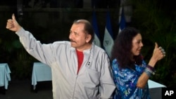 Le président du Nicaragua Daniel Ortega et son épouse, l'actuelle vice-présidente Rosario Murillo, après avoir voté dans un bureau de vote près de leur maison à Managua, au Nicaragua, dimanche 6 novembre 2016.