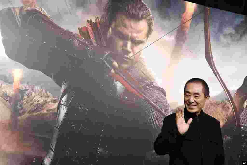 2017年2月15日，在洛杉矶的TCL中国剧院，中国导演张艺谋站在麦特・戴蒙主演的电影《长城》的海报前面