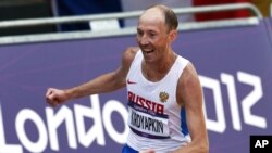 L'athlète russe Sergei Kirdyapkin, après avoir remporté la médaille d'or au 50 km course à pied masculin aux Jeux olympiques d'été de 2012 à Londres.