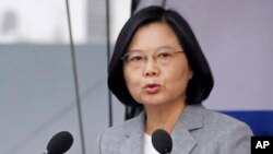 차이잉원 타이완 총통이 10일 중화민국 수립 107주년 기념 연설을 하고 있다. 차이잉원 총통은 이 자리에서 중국의 군사, 외교적 압박에 맞서 국가 안보를 강화하겠다고 밝혔다. 