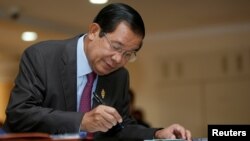 លោកនាយករដ្ឋមន្ត្រី ហ៊ុន សែន ចូលរួមកិច្ចប្រជុំសភានៅរដ្ឋសភាកម្ពុជា នៅរាជធានីភ្នំពេញ កាលពីថ្ងៃទី១២ ខែតុលា ឆ្នាំ២០១៧។