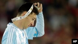 L'Argentin Lionel Messi décroche la médaille d'argent de la Copa América après le dernier match avec le Chili au Stade National à Santiago du Chili, le samedi 4 juillet 2015. (AP Photo / Natacha Pisarenko)