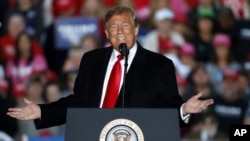 Le président des États-Unis, Donald Trump, intervient lors d'une réunion à l'aéroport du sud de l'Illinois, le 27 octobre 2018.