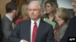 Vazir bo'lib tasdiqlanish oldidan Senatdagi tinglovda Rossiya va Trampning saylov kampaniyasi o'rtasidagi munosabatlar haqida so'ralganda Seshns rossiyaliklar bilan aloqada bo'lmaganini aytgan edi.