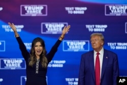 Arhiv - Guvernerka Južne Karoline Kristi Noem i novoizabrani predsjednik Donald Trump na mitingu u Pennsylvaniji (Foto: AP/Matt Rourke)