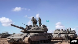 ภาพจากข่าวแจก แสดงให้เห็นทหารกองทัพอิสราเอลบนรถถัง ในปฏิบัติการโจมตีพื้นที่ตะวันออกของเมืองราฟาห์เมื่อวันที่ 10 พฤษภาคม 2024 (ที่มา:AFP PHOTO / HANDOUT / ISRAELI ARMY)