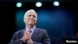 លោក John McCain ដែល​ជា​សមាជិក​ព្រឹទ្ធសភា​នៅ​ក្នុង​រដ្ឋ Arizona ស្តាប់​ការ​ណែនាំ​ខ្លួន​របស់​លោក​នៅ​ក្នុងការ​ប្រមូល​ផ្តុំ​សម្រាប់​​យុទ្ធនាការ​មួយ​នៅ​ក្នុង​ក្រុង Fayetteville រដ្ឋ North Carolina កាលពី​ថ្ងៃទី២៨ ខែតុលា ឆ្នាំ២០០៨។