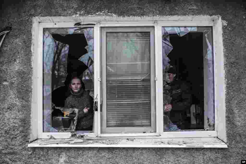 Donetskda yuz bergan otishmada mahalliy aholi turar-joylariga ham shikast yetdi, 18-yanvar, 2015-yil.
