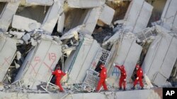 7일 타이완 타이난 시의 지진 피해 현장에서 긴급구조대가 생존자를 찾고 있다.