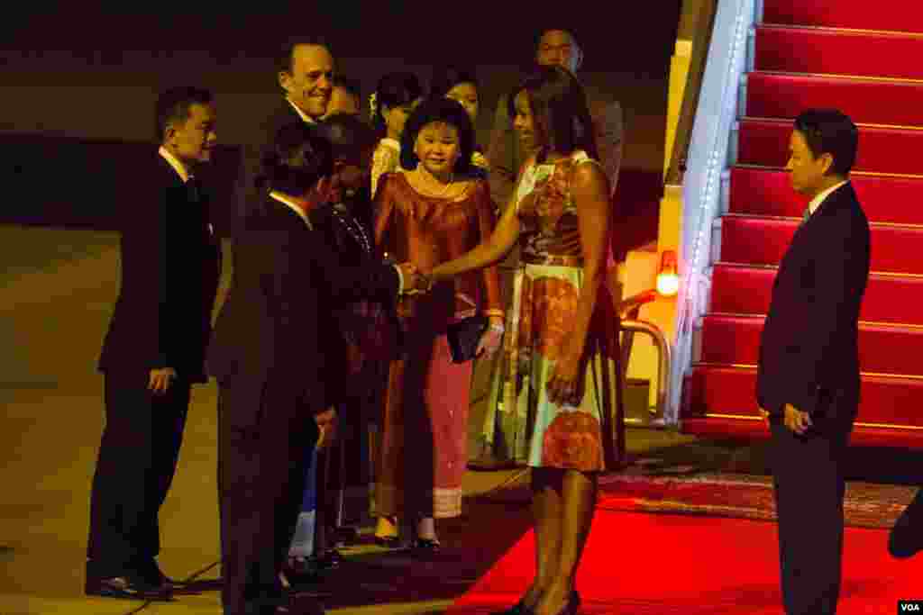 Michelle Obama shaked hands with Education Minister Hang Chuon Naron upon her arrival at Siem Reap International Airport. (Photo by Neou Vannarin/VOA Khmer)