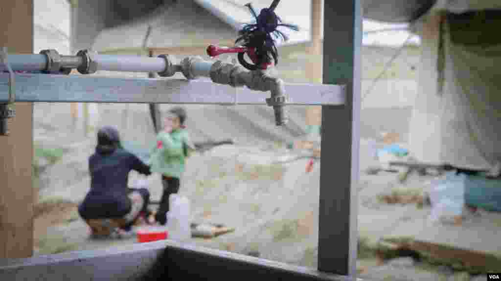 In Greece, the quality of facilities varies between one refugee camp and another, leading to calls to move refugees from substandard camps into better ones. (J. Owens for VOA) 